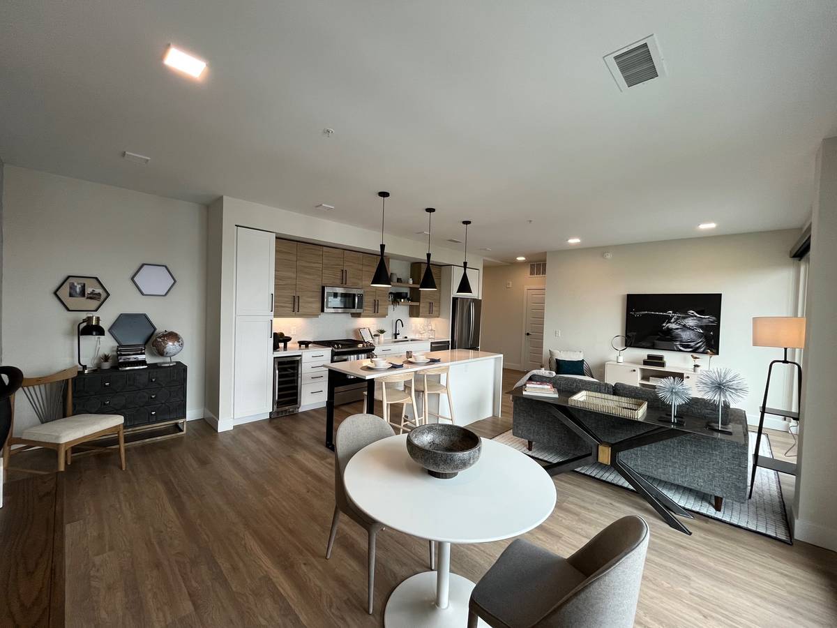 New 2 Bed 1 Bath Unique Luxury Apartment Uptown!~ 6 Weeks Free!!