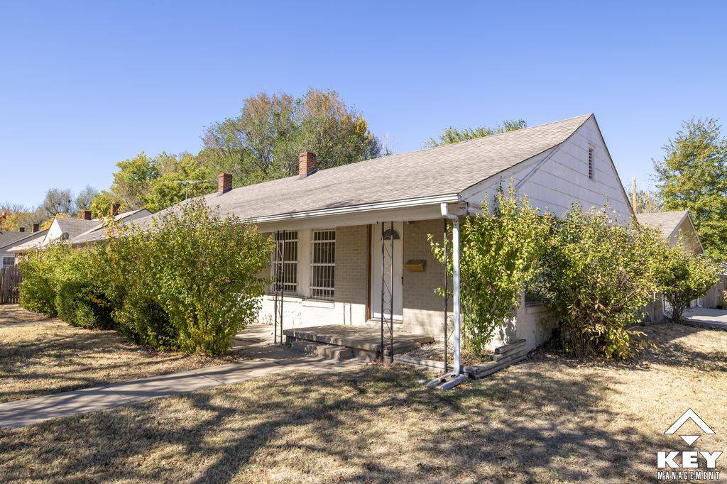 Spacious 2 bedroom duplex located in south central Wichita