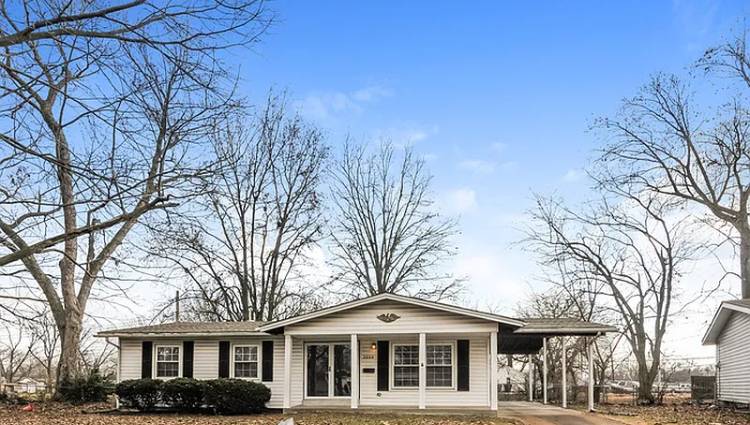A charming home with 3 bedrooms and 2 bathroom in Florissant NOW avail