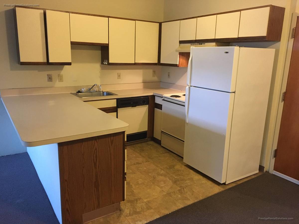 Awesome Fitchburg Studio for NOW, Laundry, Pets, Train, Free Parking!!