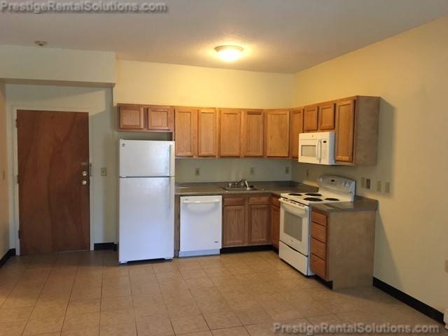 SUNNY Fitchburg 1 Bed available NOW, Free Parking, Pets, Laundry!!