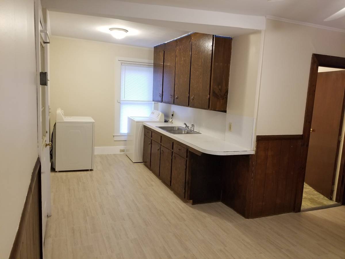 ***Remodeled Clean with W/D in unit and a ***GARAGE***