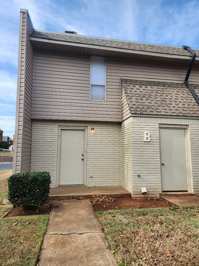 2 Bedroom/1.5 Bath Townhome- AVAILABLE NOW