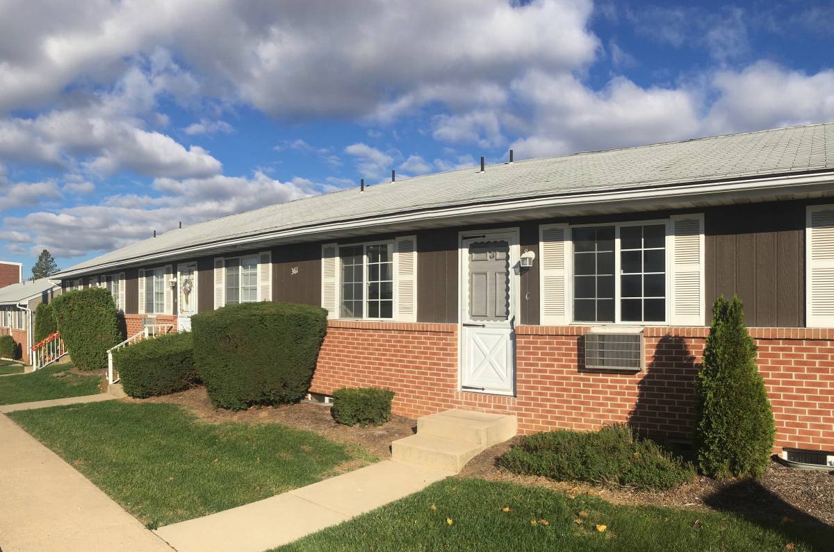 Dallastown Schools! 2-bed with eat-in kitchen and off-street parking!