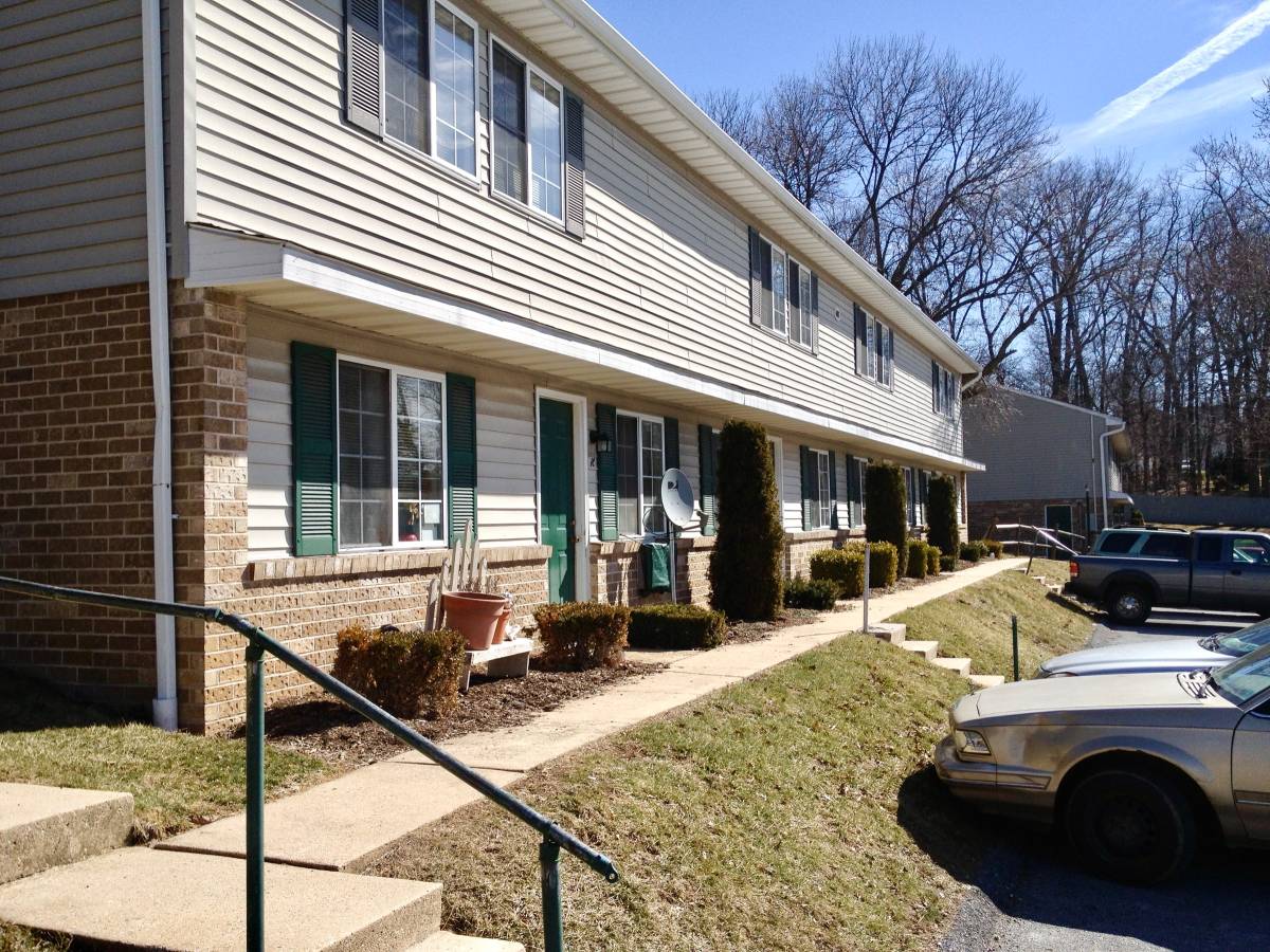 Great for Families! 2-bed w/ on-site laundry & playground! RL Schools!