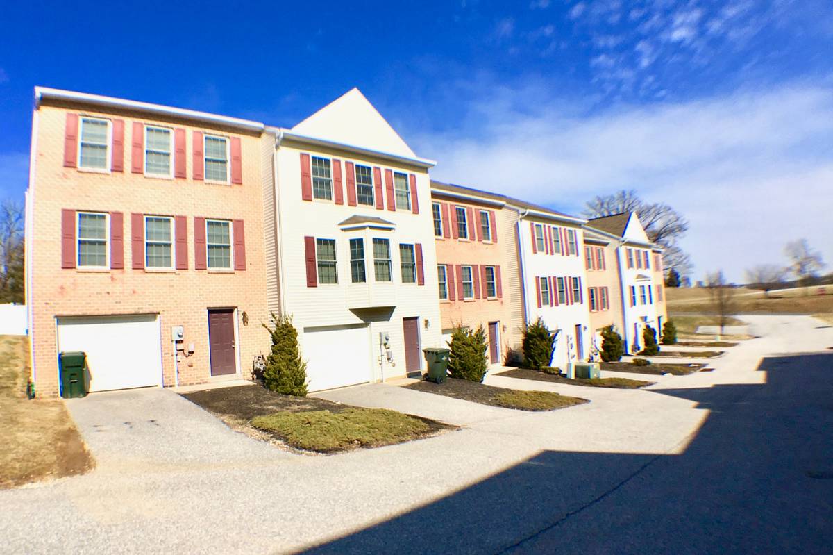Moments to 83! Beautiful 3-Bed townhome near York Township Park!
