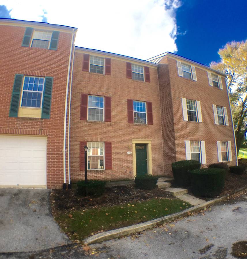 Spacious 2-BR Townhome in D-town School Dist. W/D Hookup & Basement!