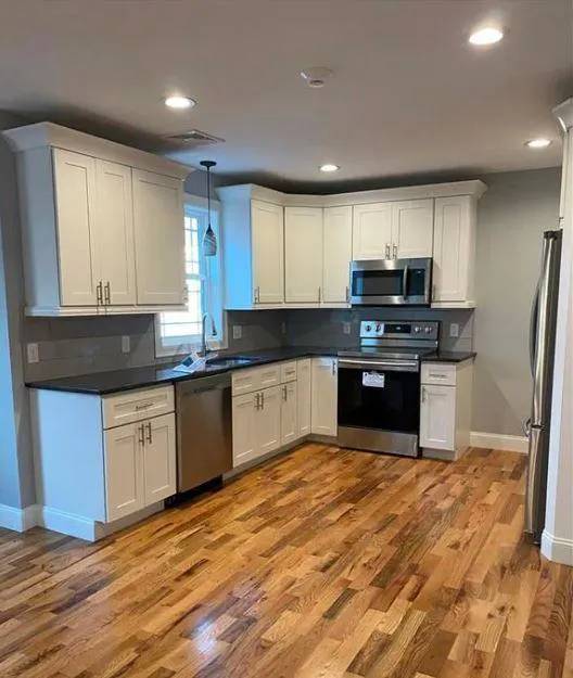 BRIGHT SUN FILLED 2 BED / 1 BATH APARTMENT IN PROVIDENCE!!