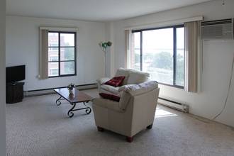 2 Bed Lakeview Apartment! Near Campus, Downtown! Avail 8/16/23