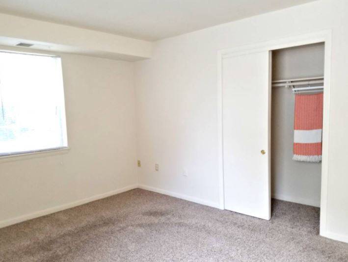 - 255 Blatchley Ave, Nice _ Renovated 2 bedroom 1 bath Apartment
