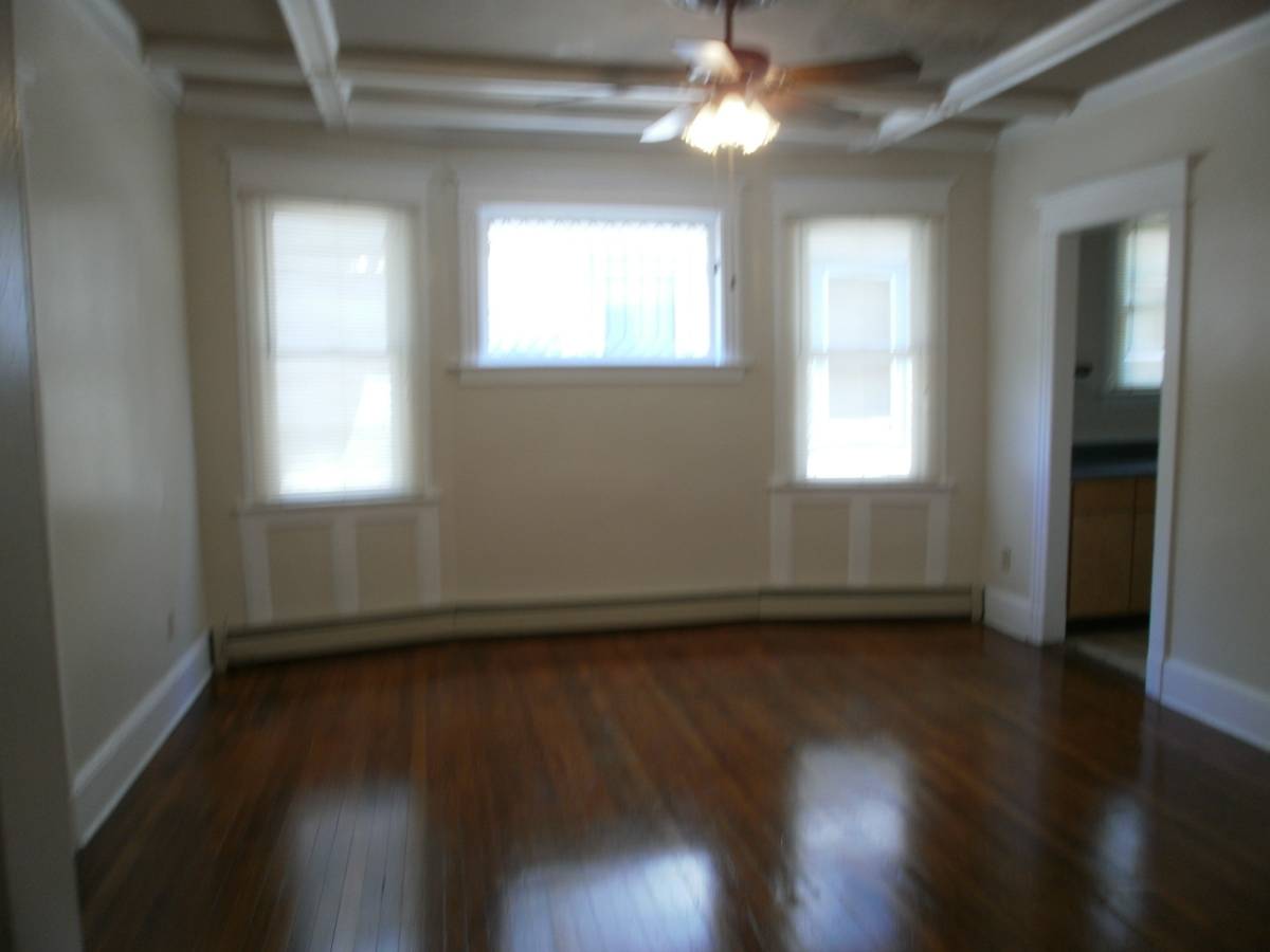 LARGE APARTMENT ! VERY CLEAN 3 BD !