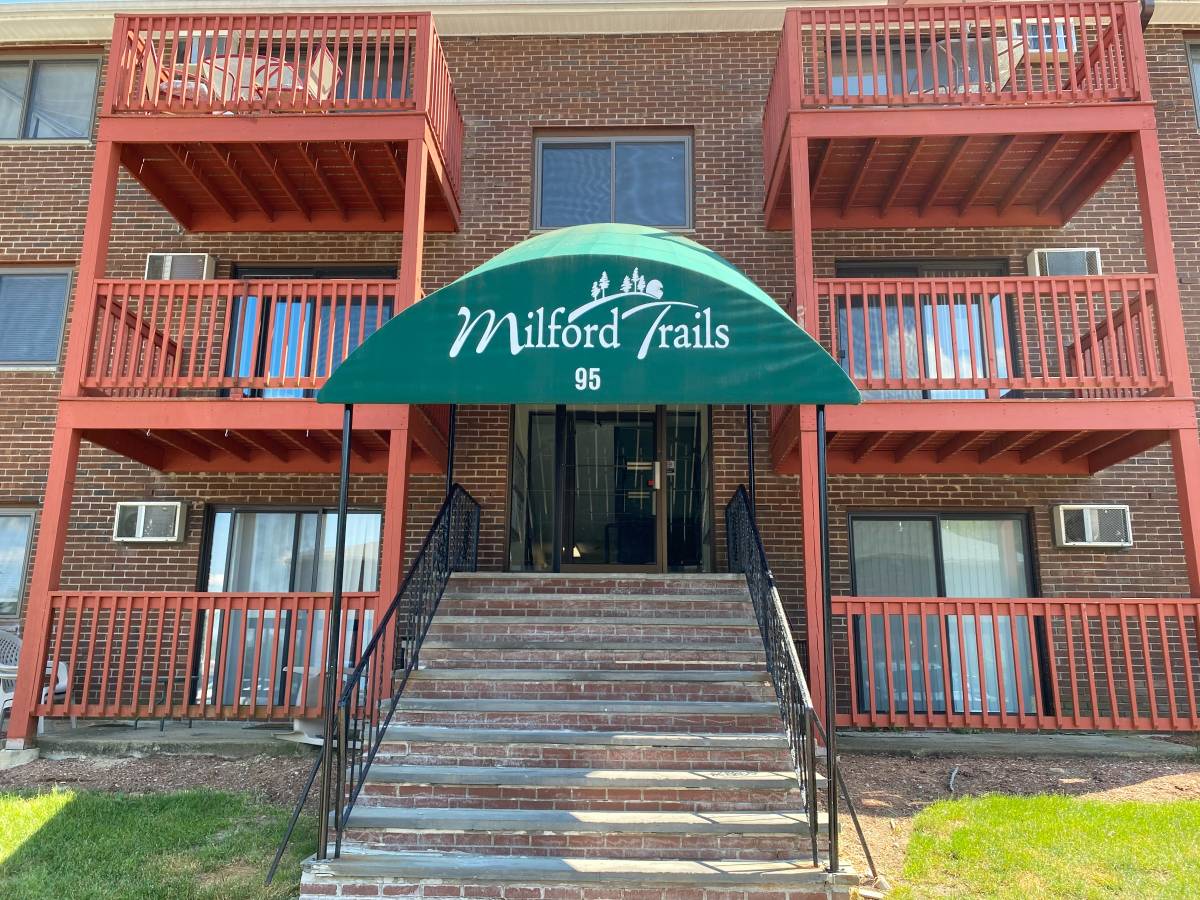 Price Reduced---------HEAT IS FREE--2 BR Apt at Milford Trails.