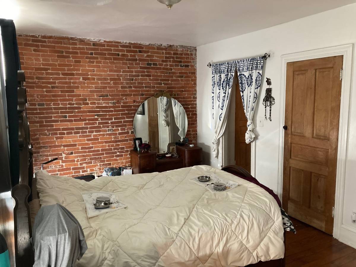 Large 1 BR + Den Apartment in COOL SPRING HISTORIC DISTRICT, Pets OK