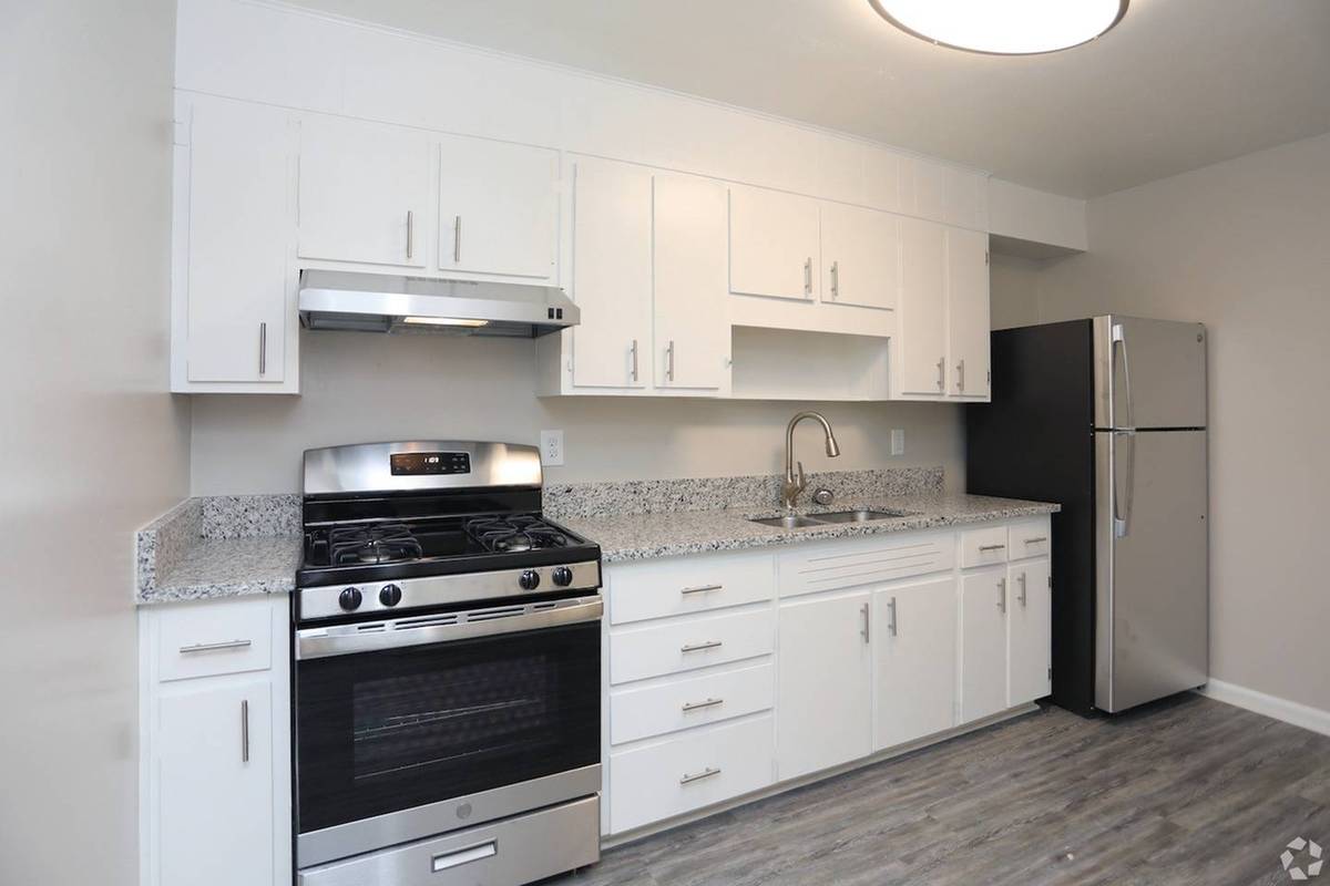 IMMIDIATE MOVE IN- FULLY RENOVATED- 1 BEDROOM