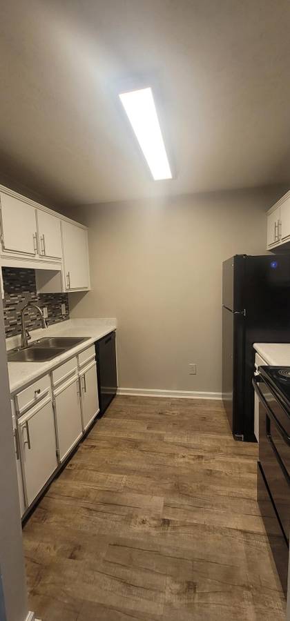 911 sqft 2 bd, 1 ba ready to lease! Come on over and check us out!