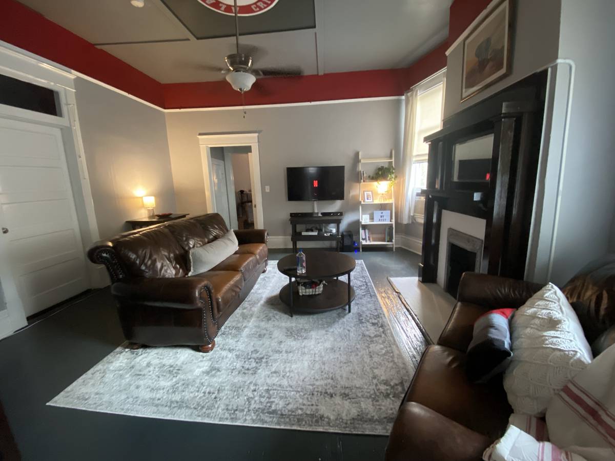 LARGE ONE BEDROOM-3 BLOCKS TO CAMPUS- FAMILY OWNED Available July 2023