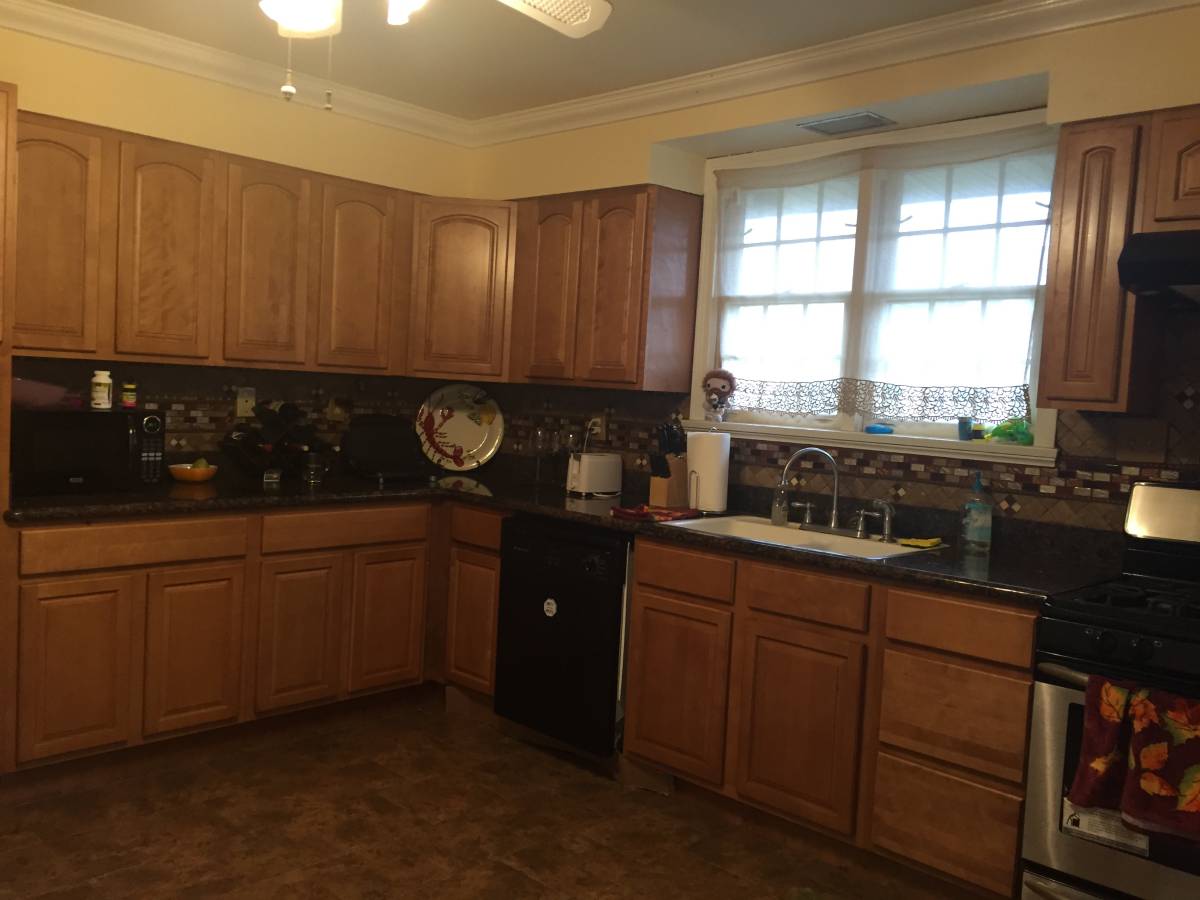 ADORABLE 3br/1ba UPPER UNIT IN LAKEVIEW