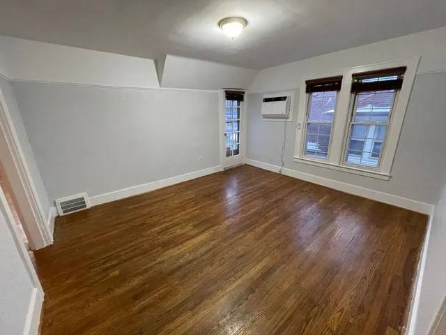 THIS SPACIOUS 3 BEDROOM HOME LOCATED NEAR DOWNTOWN NEW BALTIMORE!!~
